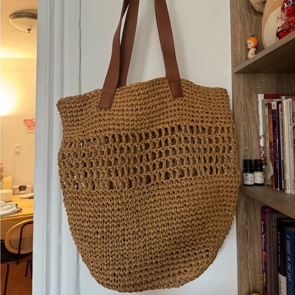 Handbags - NWOT Banana Republic Straw Tote Bag